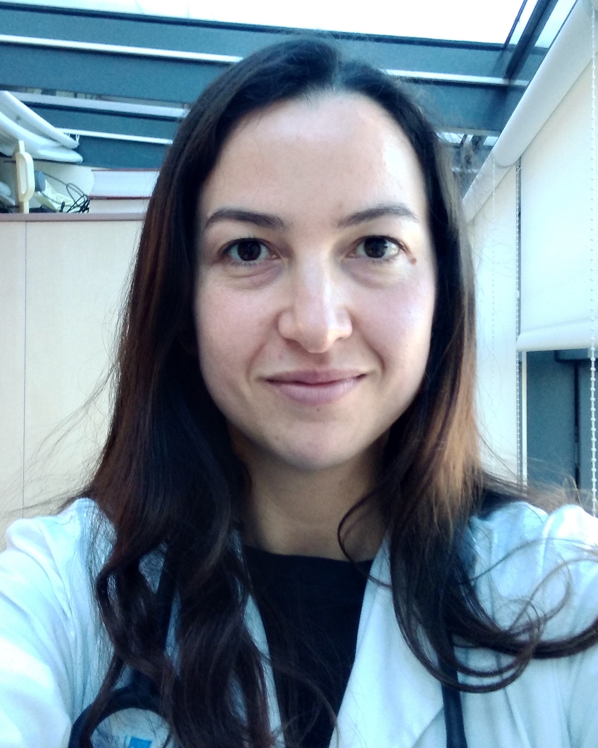 Médico adjunta en la Unidad de Enfermedades Infecciosas del CHUAC